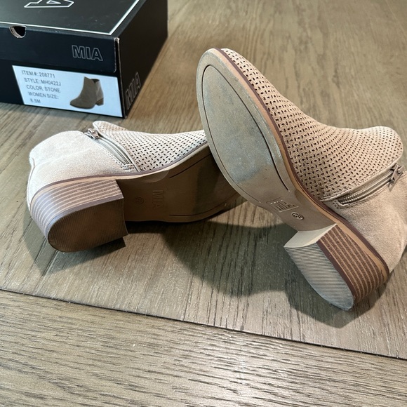 MIA Suede Ankle Booties Side Zip Size 6.5 Stone - Picture 7 of 9